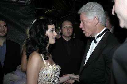 Katy Perry saluda a Bill Clinton en una gala en Austria en 2009.