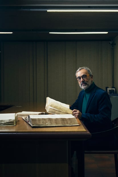 El investigador y escritor Carlo Vecce, en las salas de este centro de documentación, con varios manuscritos clave para entender la vida de Leonardo da Vinci.