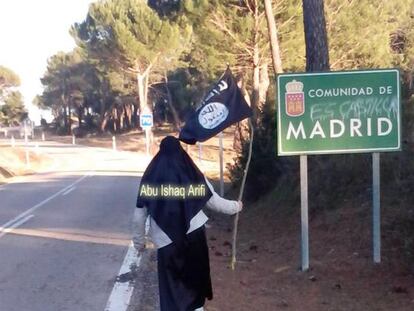 Abu Ishaq Arifi (uno de los arrestados ayer), con una bandera del Estado Isl&aacute;mico en una carretera de &Aacute;vila lim&iacute;trofe con la Comunidad de Madrid. La imagen ha sido obtenida de la cuenta de Facebook del detenido.