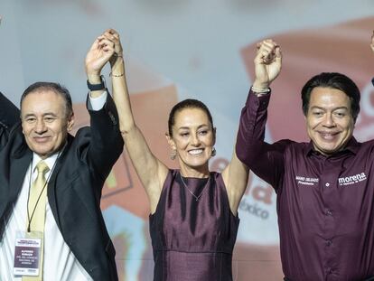 Claudia Sheinbaum, entre Alfonso Durazo (izquierda) y Mario Delgado, el miércoles en Ciudad de México tras ganar la encuesta de Morena.