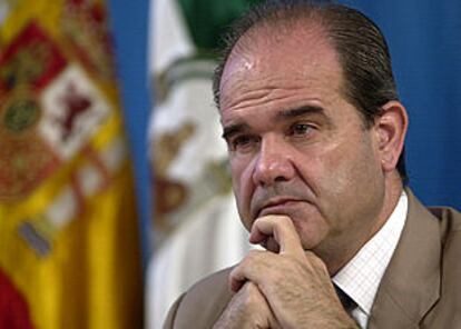 Manuel Chaves, durante la conferencia de prensa en la que analizó ayer la huelga general y la cumbre de Sevilla.