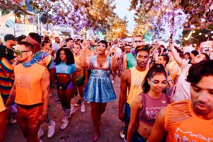 El Orgullo de Los Ángeles, <a href="https://lapride.org/" target="_blank">LA Pride</a> organizada por la asociación Christopher Street West de la ciudad, tiene su epicentro en West Hollywood, el barrio gay, donde se desplazó gran parte del movimiento en 1979, nueve años después de su nacimiento como respuesta a los sucesos de Stonewall. El plato fuerte es su Festival (que en 2019 se ha desarrollado el 8 y 9 de junio), plagado de comida, bebida, música, exposiciones y charlas. Aunque la fiesta comienza antes e implica a todo el mundo: desde los estudios de cine Universal al estadio de béisbol de los Dodger. El colofón lo pone el desfile, que recorre el bulevar de Santa Monica en una explosión de color y fiesta. En el centro de la imagen, la drag queen Peppermint (vestida de azul) durante su actuación en el LA Pride 2019, el pasado 9 de junio en West Hollywood.