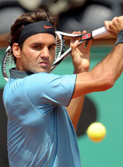 Roger Federer se dispone a golpear de revés.