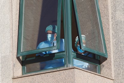 Dos trabajadoras de la residencia de Salvaterra, en Pontevedra, la semana pasada.