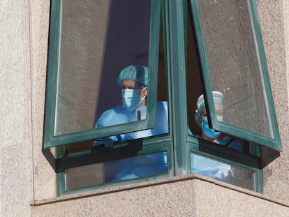 Dos trabajadoras de la residencia de Salvaterra, en Pontevedra, la semana pasada.