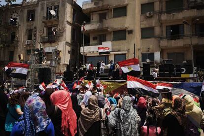 Egipto ya tiene nuevo Presidente interino. Adly Mansur, de 67 años, ha jurado su cargo de forma solemne pasadas las once de la mañana, menos de un día después de que el Ejército sacara sus tropas a la calle y apartara de sus funciones a Mohamed Morsi,