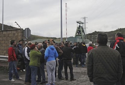 Varias personas en las inmediaciones del Pozo Emilio del Valle de Llombera de Gordón (León), donde al menos seis personas han fallecido y otras cuatro han sufrido intoxicaciones de diversa consideración.