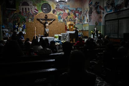 Fieles en  la parroquia de la Virgen de los Milagros de Caacupé, en la Ciudad de Buenos Aires, 21 de abril de 2025.