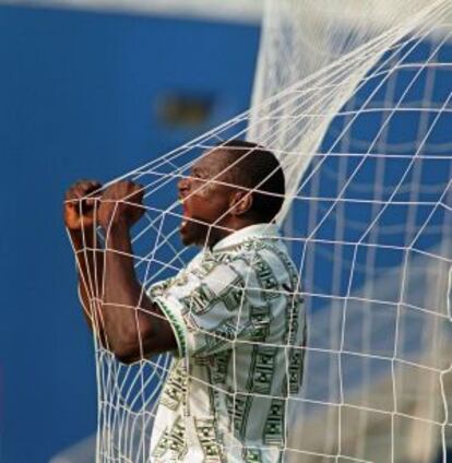 Yekini, tras marcar un gol en el mundial de Estados Unidos.