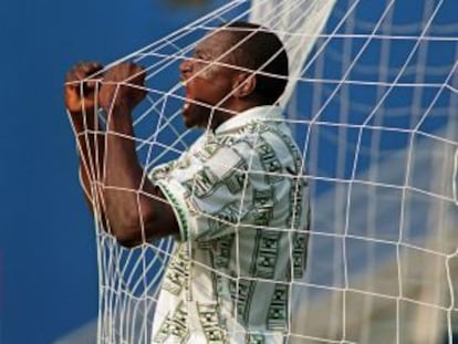 Yekini, tras marcar un gol en el mundial de Estados Unidos.