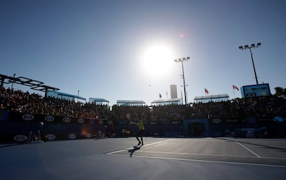 El canadiense Vasek Pospisil sacando ante Samuel Groth, de Australia, durante su partido de primera ronda del Abierto de Australia.