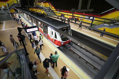 Viajeros en el Metro de Quito, este viernes.