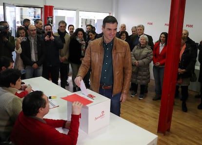El presidente del Gobierno en funciones, Pedro Sánchez, vota el sábado en la consulta del PSOE. 