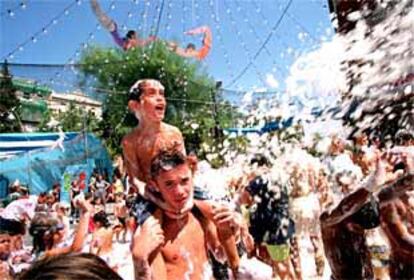 Celebración de una fiesta de la espuma con motivo de la reforma de la plaza de la Farga.