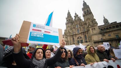 Participantes en la manifestación en defensa del mar y de los recursos pesqueros y marisqueros, este domingo en la plaza del Obradoiro, en Santiago de Compostela. 