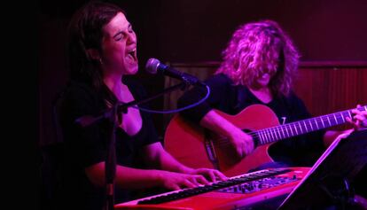 Apollonia y Maria Cinta, durante una actuaci&oacute;n en el festival de m&uacute;sica BarnaSants.