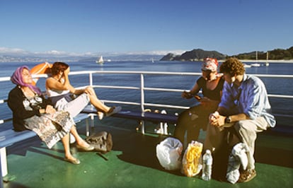 Turistas en el barco de pasajeros que sale del puerto  de Vigo hacia las islas Cíes, en las Rías Bajas.