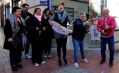 La administradora de la administración número 16 de Elche (Alicante) salta de alegría tras repartir un quinto premio. 