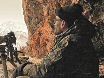 El escritor Sylvain Tesson en la cueva desde la que observó al leopardo de las nieves en Tíbet.