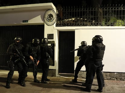 An elite Ecuadorian police unit breaks into the Mexican Embassy in Quito to arrest former Vice President Jorge Glas, who had sought asylum there.