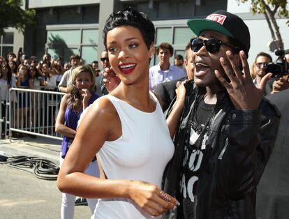 Rihanna y Drew a su llegada a la sede de la ceremonia, en Los Ángeles. La cantante, como acostumbra en estas ocasiones, no se fue de vacío: suyo fue el premio más importante, al mejor vídeo del año, por 'We Found Love’.