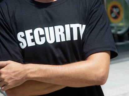 La justicia anula el despido de un vigilante grabado dormido y viendo películas en la garita