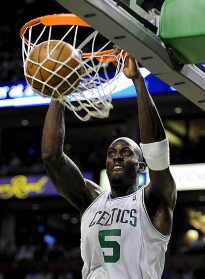 Garnett machaca el aro de los Pistons la madrugada pasada.