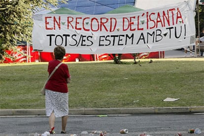 Pancarta en recuerdo del joven fallecido, instalada en el lugar donde murió.