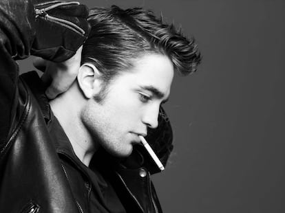 Robert Pattinson. Un vampiro al este del edén.

	En el santoral de los jóvenes y atormentados vampiros de la saga Crepúsculo y de su protagonista, Edward Cullen, el espectro de James Dean no ha dejado de aparecerse en todos estos años. No nos extraña que desde entonces Robert Pattinson no haya dejado de hacer méritos por ocupar el trono vacante dejado por Dean.