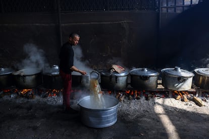 Un hombre palestino prepara comida para un campamento de la ONU donde será distrubuida entre los desplazados de Rafath. 