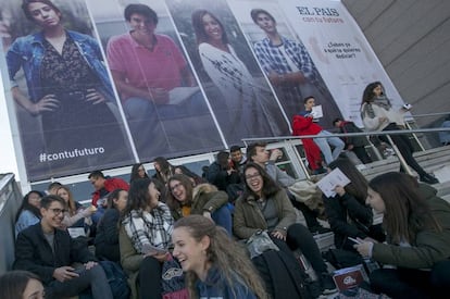 Estudiantes esperan el inicio de 'EL PAÍS con tu futuro', en su edición anterior. 
