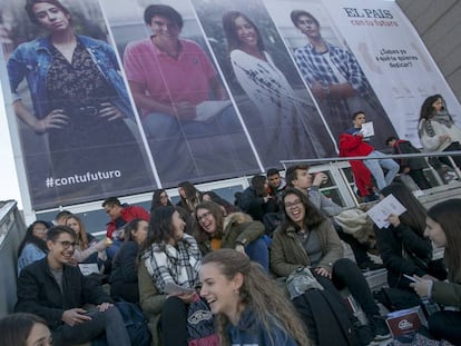 Estudiantes esperan el inicio de 'EL PAÍS con tu futuro', en su edición anterior. 