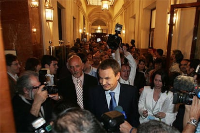El presidente del Gobierno, José Luis Rodríguez Zapatero, rodeado de periodistas tras su intervención inicial en el pleno del Congreso.