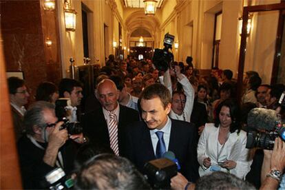 El presidente del Gobierno, José Luis Rodríguez Zapatero, rodeado de periodistas tras su intervención inicial en el pleno del Congreso.