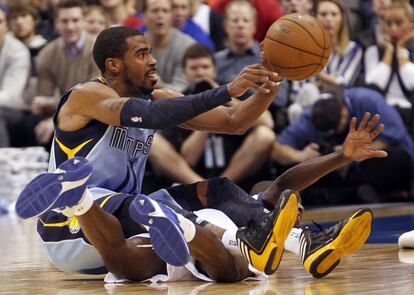 Mike Conley consigue el balón tras una lucha con Darren Collison