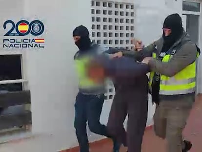 Captura de un vídeo facilitado por la Policía Nacional de una de las personas detenidas en Estepona (Málaga) en el marco de una operación en la que se ha desarticulado una organización criminal de origen serbio que asaltó la vivienda de un clan rival.