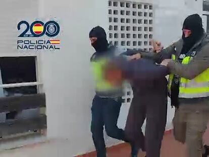 Captura de un vídeo facilitado por la Policía Nacional de una de las personas detenidas en Estepona (Málaga) en el marco de una operación en la que se ha desarticulado una organización criminal de origen serbio que asaltó la vivienda de un clan rival.