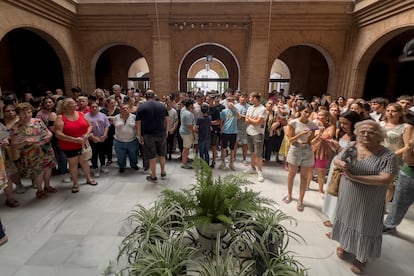 Vecinos, familiares junto a la corporación municipal de la localidad sevillana de Puebla del Río durante el minuto de silencio que han guardado este jueves.