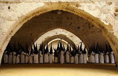 Miembros de la hermandad de las Aguas permanecen en las Reales Atarazanas de Sevilla, antes de la estación de penitencia que la cofradía ha llevado a cabo el Lunes Santo, 25 de marzo de 2013.