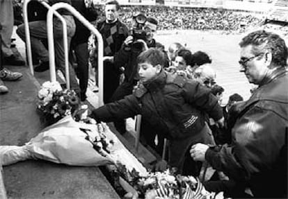 El 15 de marzo de 1992, Guillermo Alfonso, de 13 años, falleció en el estadio de Sarriá durante un partido entre el Espanyol y el Cádiz al recibir el impacto de una bengala lanzada desde la grada. En la imagen, un niño deposita una corona de flores en el lugar en el que se produjo la muerte de Guillermo.