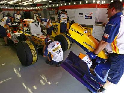 Personal del equipo Renault en Montmeló, durante el último Gran Premio de España.