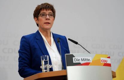 Annegret Kramp-Karrenbauer renuncia a la presidencia de la CDU.