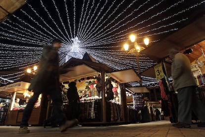 Uno de los mercadillos instalados en las plazas de la capital con motivo de las fiestas navideñas.