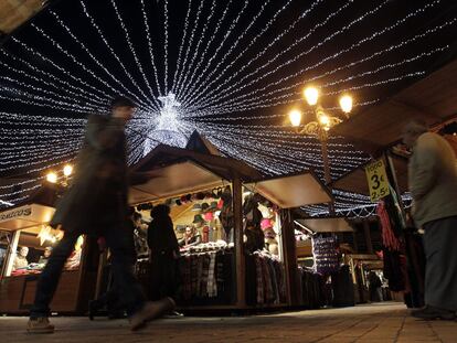 Uno de los mercadillos instalados en las plazas de la capital con motivo de las fiestas navideñas.