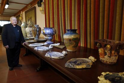 Laguna acumula más de 700 piezas de Daniel Zuloaga, entre cerámica y pinturas. Una mesa con grandes jarrones preside el comedor principal de su restaurante.