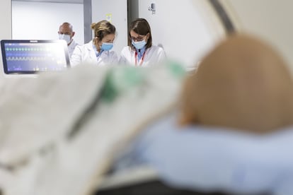 Un equipo médico atiende a un paciente con cáncer.