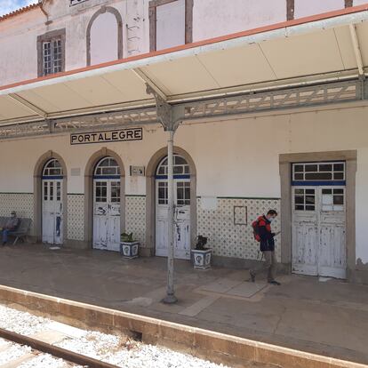 Una ruta por el Alto Alentejo. El tren, a ratos cansado y lento, atraviesa por paisajes hermosos del Alto Alentejo y localidades históricas como Portalegre, a poca distancia de Valencia de Alcántara (Cáceres).