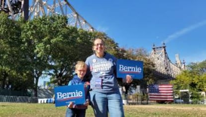 Sarah Headtman con su hijo en el mitin