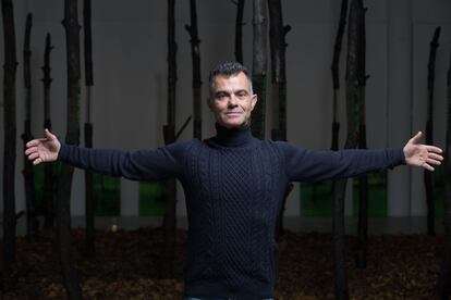 El artista Mario Valdés posa junto a 'El bosque secreto'.