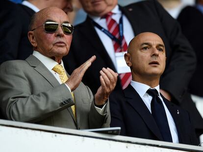 Joe Lewis (izquierda), junto al presidente del Tottenham, Daniel Levy.